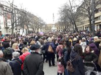 Multitudinaria concentración de mujeres en el centro de Pamplona en apoyo a la huelga feminista