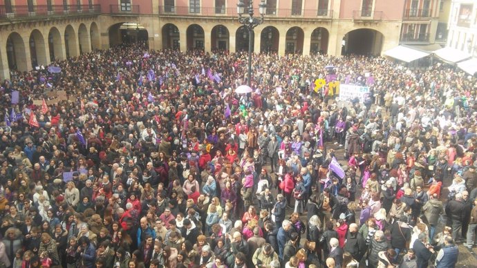 Concentración feminista en la plaza del Ayuntamiento de Gijón