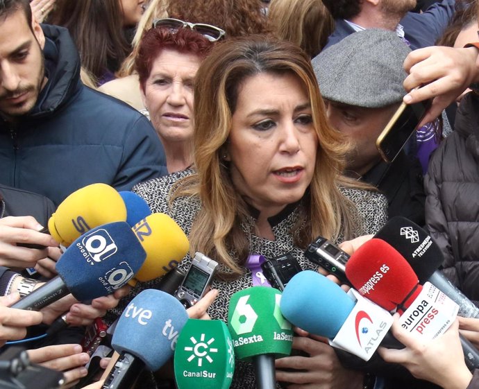 La presidenta de la Junta de Andalucía, Susana Díaz, atiende a los medios