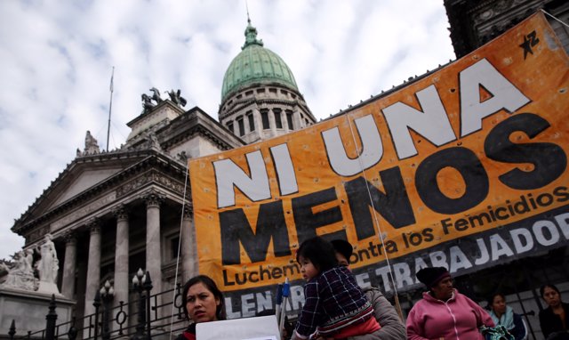 Pancarta 'Ni una menos' ante el Congreso argentino