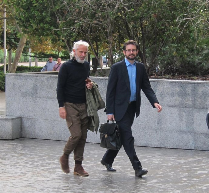 Benavent (izq) junto a su abogado (dcha)