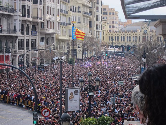 Público asistente a la 'mascletà' de este jueves, 8 de marzo         