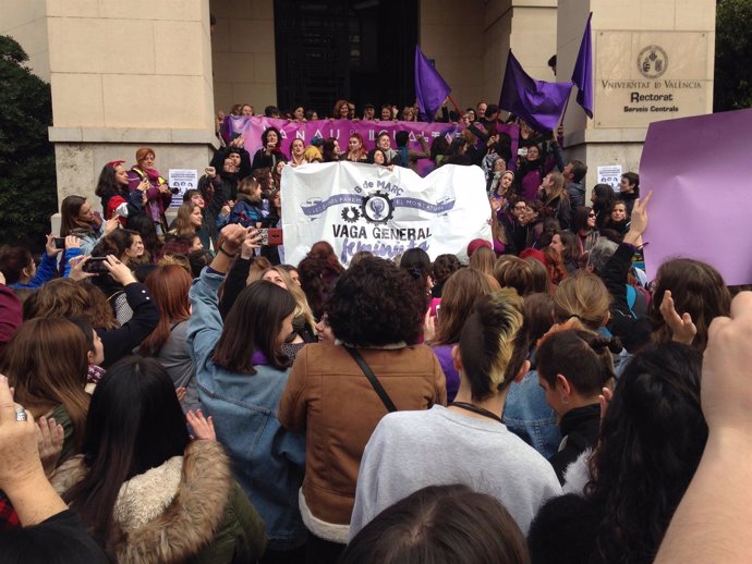 Concentración por el 8M ante el Rectirado de la Universitat de  València