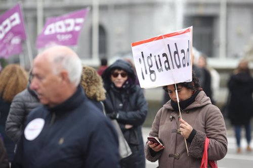 Mujeres se concentran en Cibeles (Madrid) por el Día Internacional de la Mujer