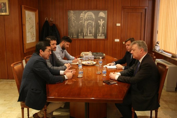 El subdelegado (dcha.) con los empresarios