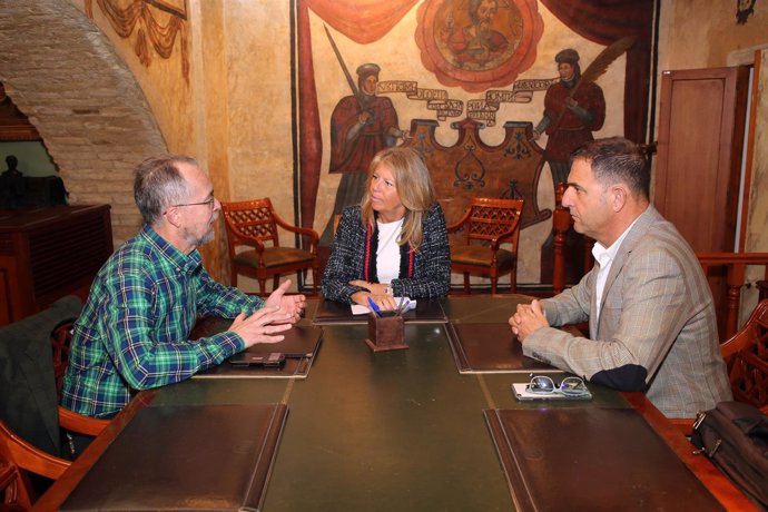 Ángeles Muñoz alcaldesa de Marbella con portavoces Basta Ya sanidad 