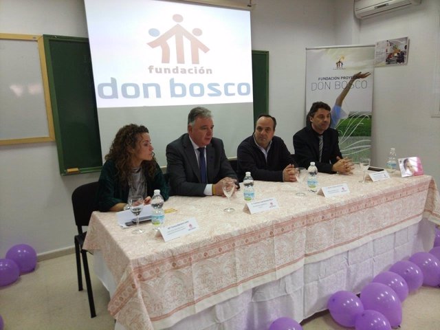 El delegado de la Junta en Huelva, Francisco Romero, en la Fundación don Bosco.