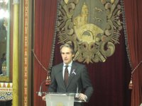 De la Serna transmite la adhesión "sin fisuras" de "todo el Gobierno" a la "justa reivindicación de las mujeres"