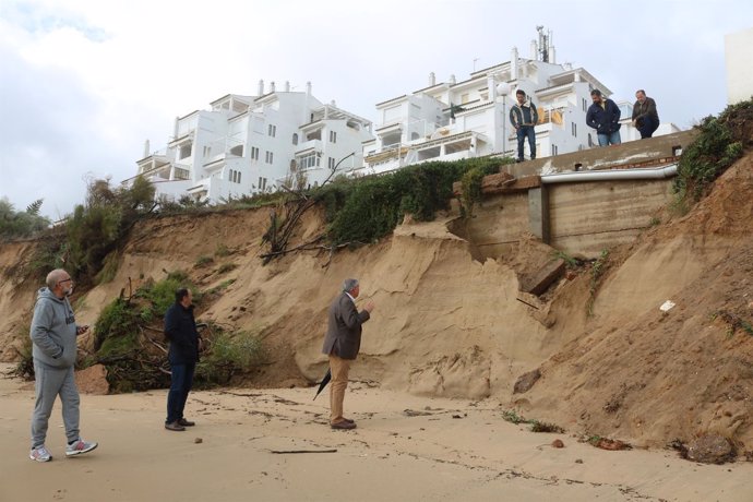 Visita del alcalde de Cartaya a la playa afectada por el temporal. 