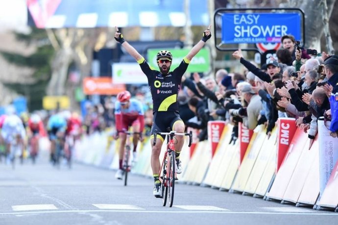 Jerome Cousin celebra su triunfo en la París-Niza