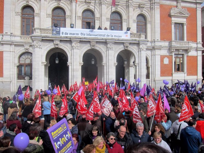 Concentración por el 8M en la Plaza Mayor de Valladolid.                      