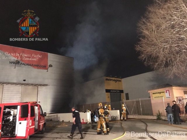 Los Bomberos extinguen un incendio en el almacén de Palma Jump en Son Valentí