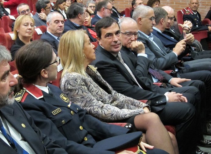 Pere Soler, exdirector de Mossos (al centre)