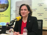 Colau acusa al Gobierno de dar "ventajas fiscales a fondos buitre" y de recortar en vivienda