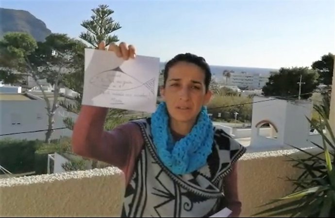 Patricia Ramírez, la madre de Gabriel, muestra un dibujo para su hijo