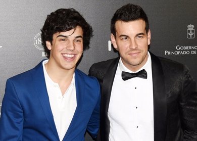 Mario Casas y su hermano, el influencer Óscar Casas, más unidos que nunca en el estreno de 'Bajo la piel del lobo'