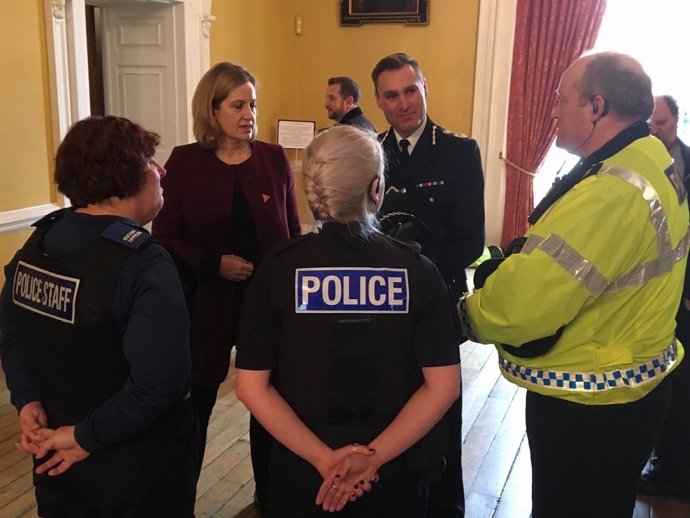 La ministra del Interior británica, Amber Rudd, durante su visita en Salisbury