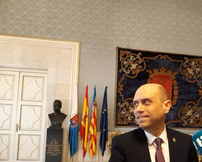   El alcalde de Alicante, Gabriel Echávarri, este miércoles