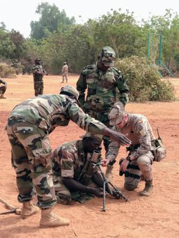 Militares españoles junto a miembros del Ejército de Malí