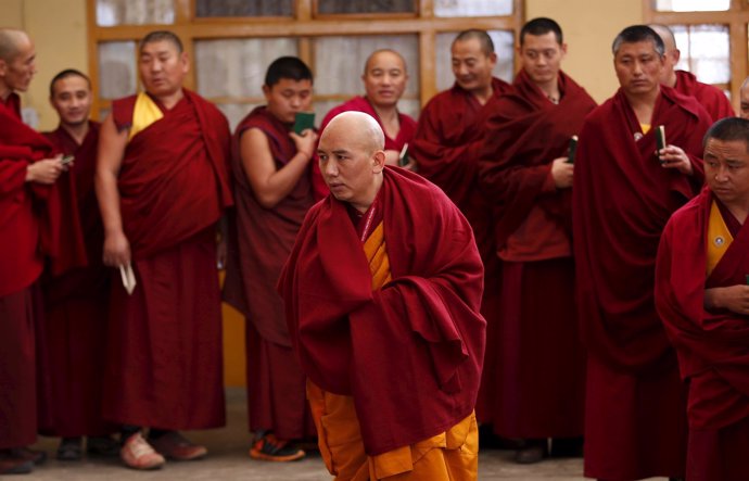 Foto de archivo de un grupo de monjes tibetanos