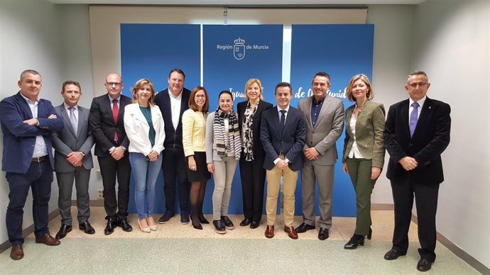 Imagen de los firmantes de los convenios