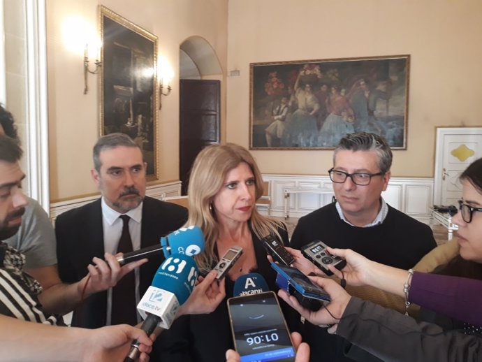 La portavoz socialista en Alicante, Eva Montesinos, en atención a los medios