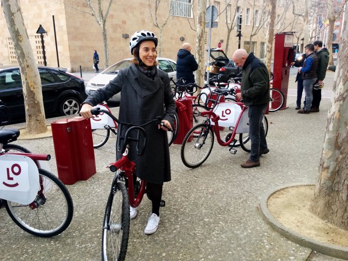 Gamarra, junto a varios concejales, prueba el nuevo BiciLOG