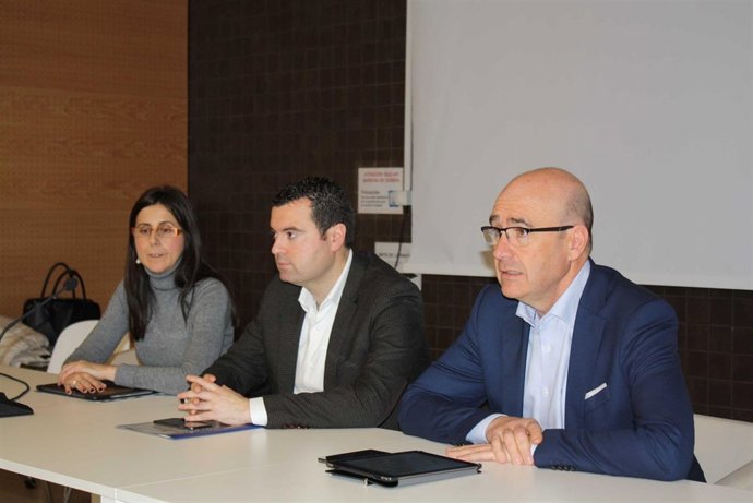 Carmona (dcha.) durante la inauguración