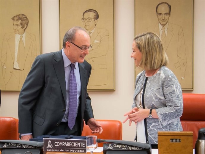 El gobernador del Banco de España, Luis María Linde, y la diputada Ana Oramas