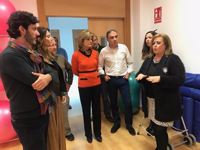 Elías Bendodo visita las instalaciones del AFA  centro de día alzheimer