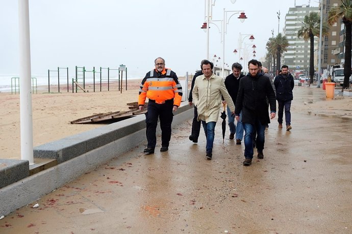 El alcalde de Cádiz visita desperfectos del temporal