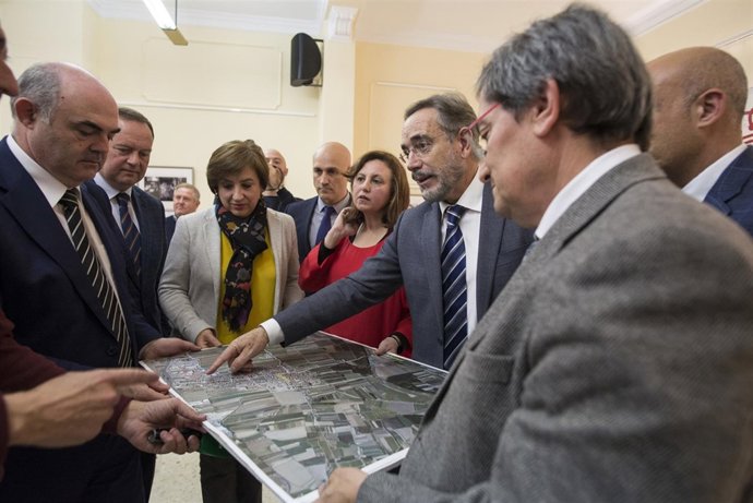 El consejero de Fomento, Felipe López, en Chauchina