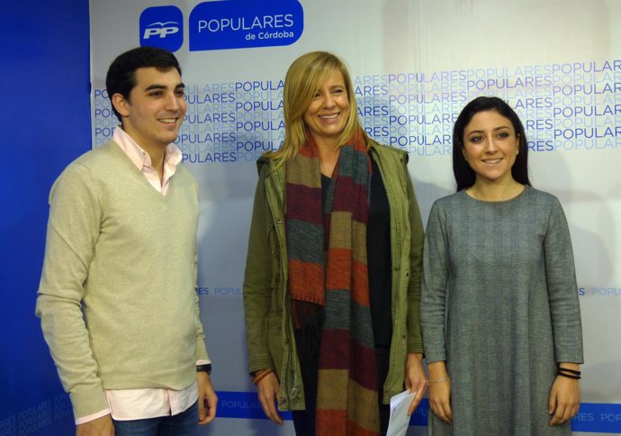 Rosario Alarcón con representantes de Nueva Generaciones de Córdoba