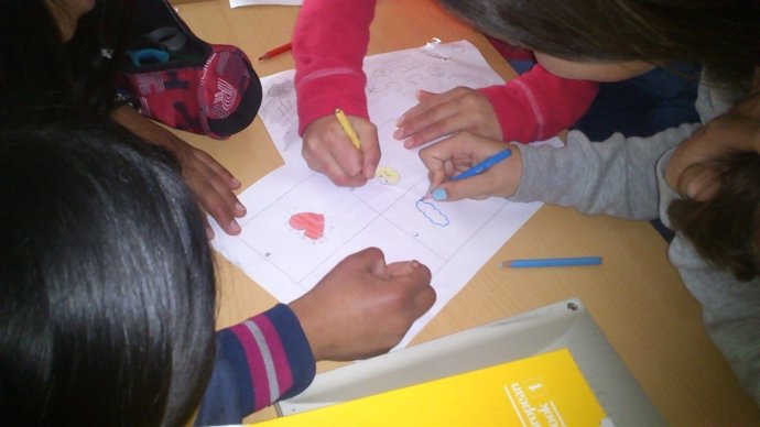 Niños participan en un taller de microempresas