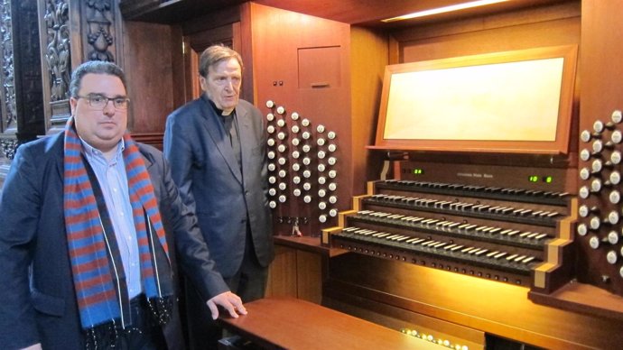 José María Berdejo y Luis Antonio Gracia, a los pies el órgano del Pilar
