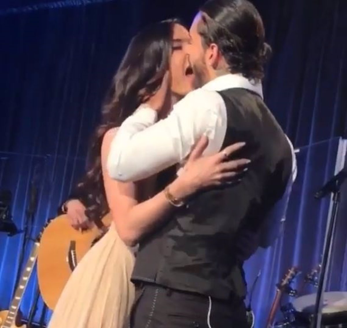 El Espectacular Beso Que Le Dio Maluma A Su Novia En Mitad De Un Concierto