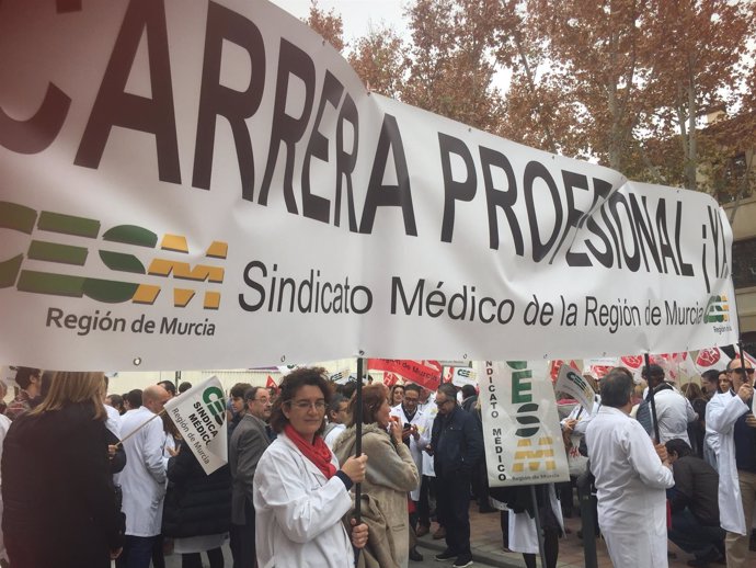 Cerca de 500 médicos se concentran frente al Palacio de San Esteban 