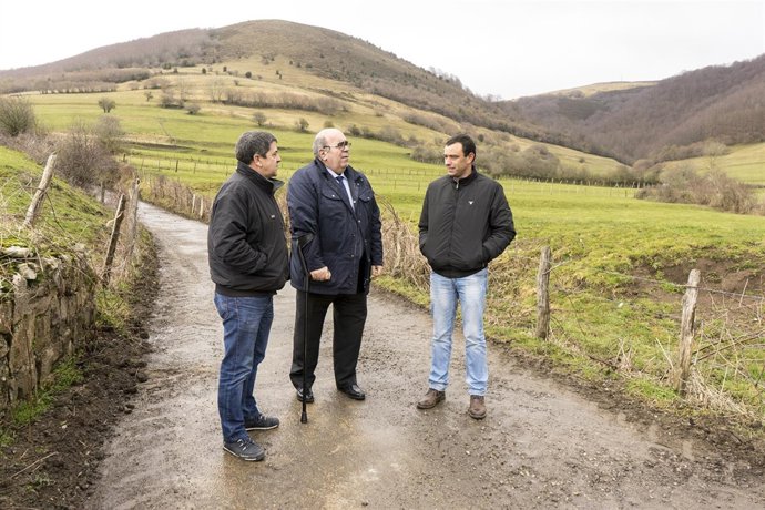 Oria inaugura la rehabilitación de dos caminos en San Miguel de Aguayo