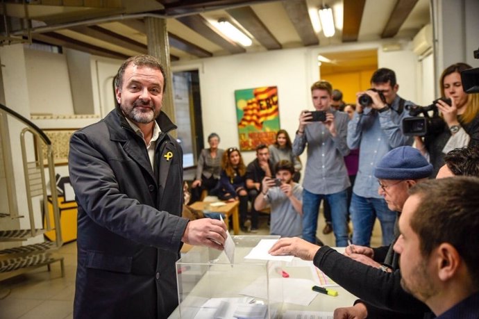 Alfred Bosch vota en las primarias de ERC para decidir alcaldable en Barcelona