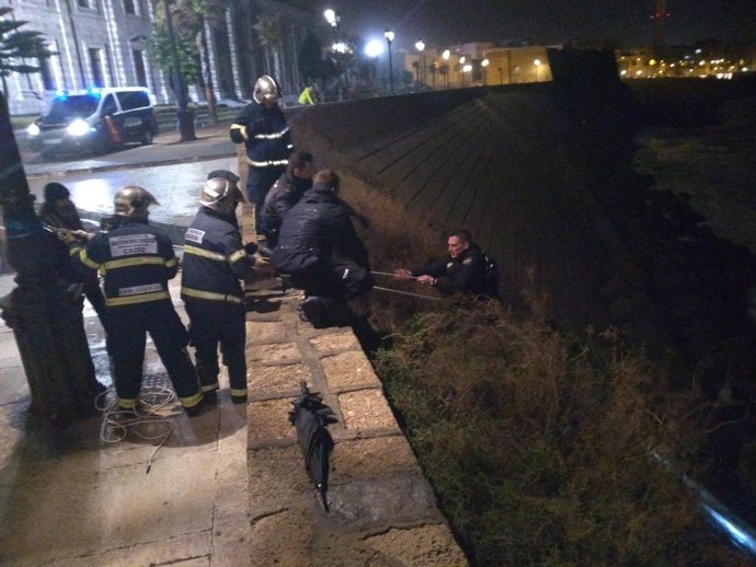 Bomberos rescatan a tres menores y a agentes de la Policía Nacional en Cádiz