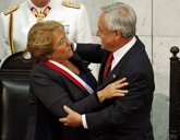 Foto: Piñera da el relevo en La Moneda a una Bachelet defenestrada