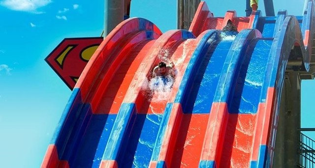 Resultado de imagen de wonder womAN SALTO AL PARAISO TOBOGAN