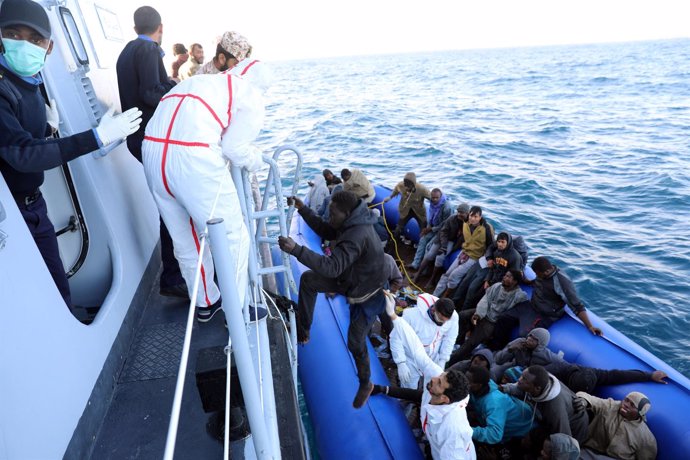 Migrantes rescatados por guardacostas libios frente a la costa de Garabulli
