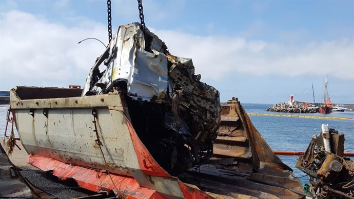 Extracción de maquinaria en el muelle de Gran Tarajal