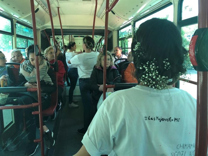 La iniciativa 'Ruta por la Igualdad' haciendo microteatro en líneas de Tussam