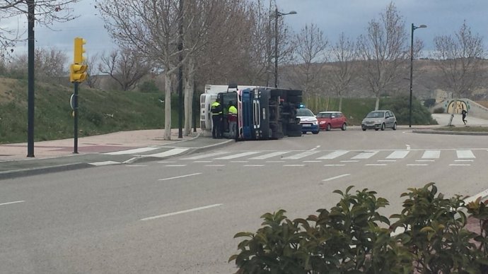 Vuelca un camión en Ronda de Boltaña de Zaragoza.