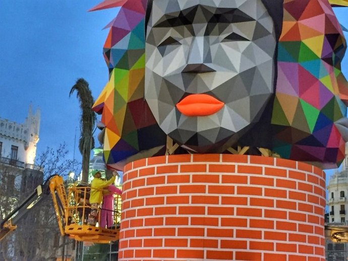 El artista Okuda pintando la Falla del Ayuntamiento