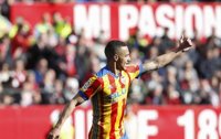 Rodrigo lidera el asalto valencianista en Sevilla y el Levante vuelve a ganar