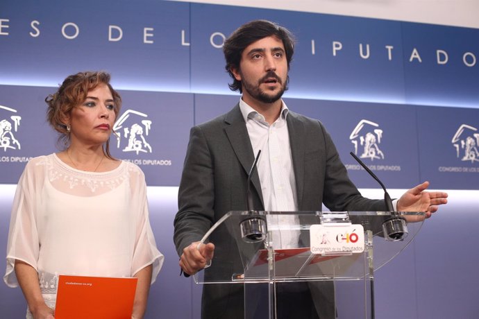 Declaraciones de los diputados de Ciudadanos Marta Martín y Toni Roldán
