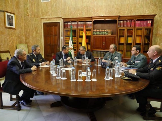 Zoido durante la reunión con los mandos policiales en Almería